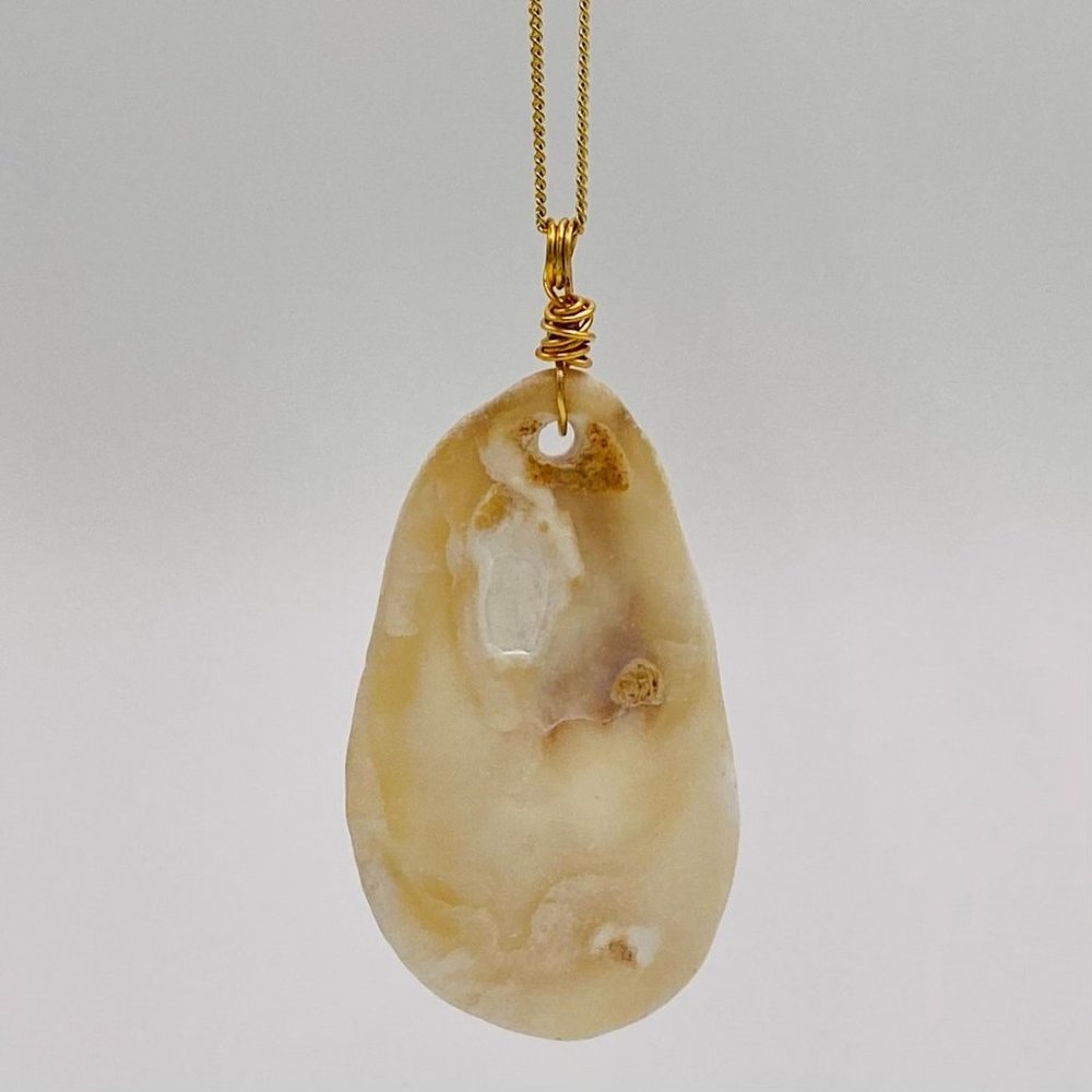Shell Pendant on 24" Gold Chain Necklace; G24-26